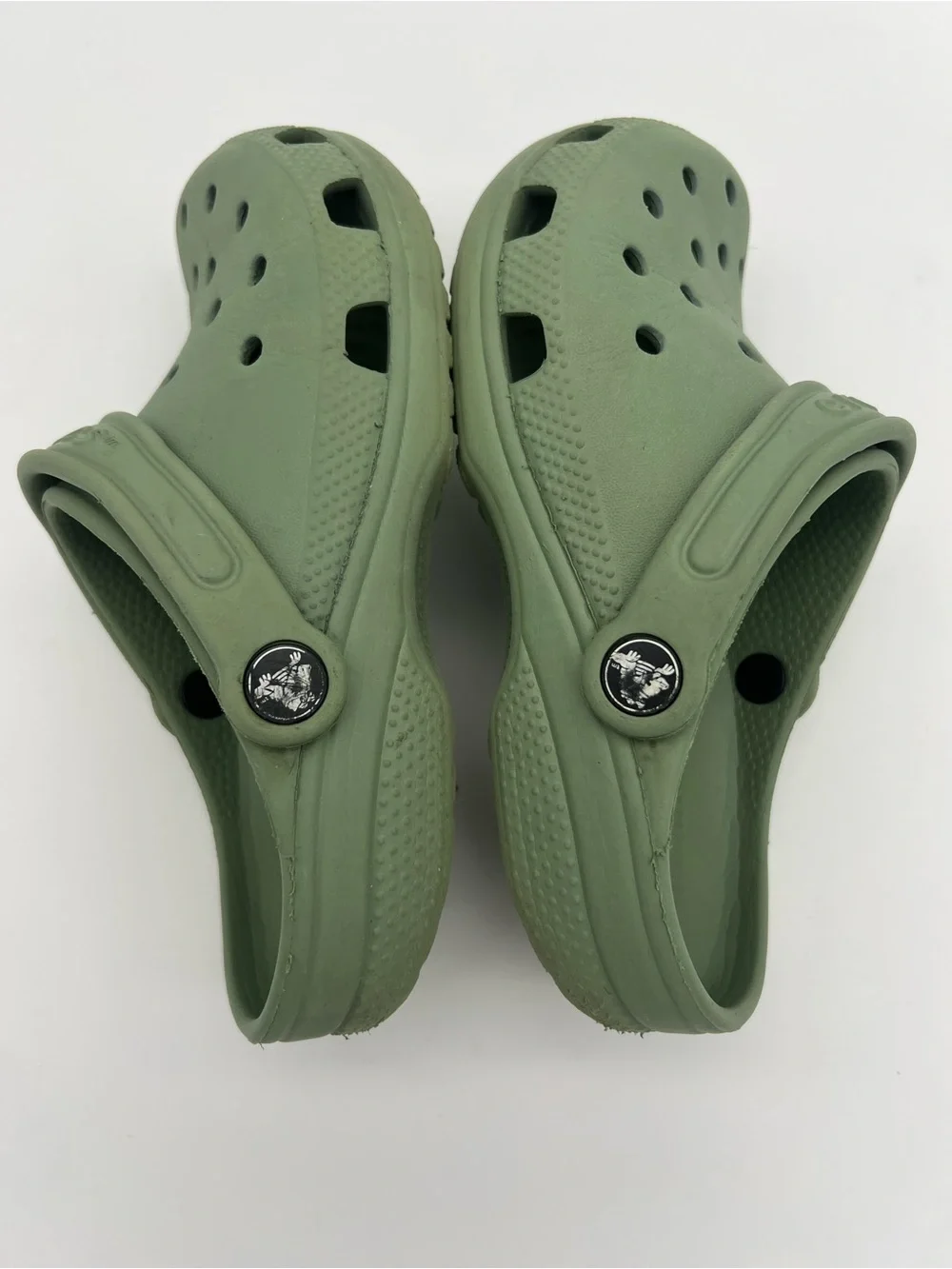 Crocs J2 Kids size 2 Classic Clog in Olive Green Comfortable Slip-On Shoes